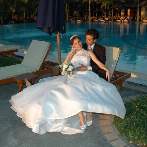 Jeunes mariés devant la piscine